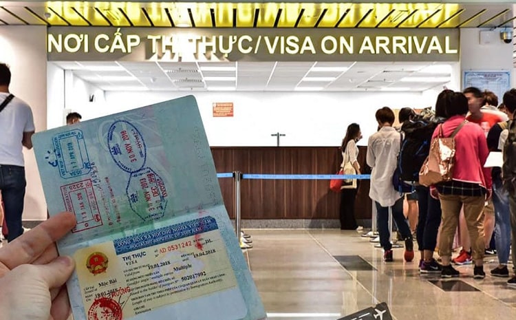 Nhận visa và dán tem visa vào hộ chiếu tại sân bay