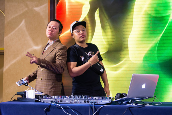 DJ giúp không khí buổi tất niên thêm phần 