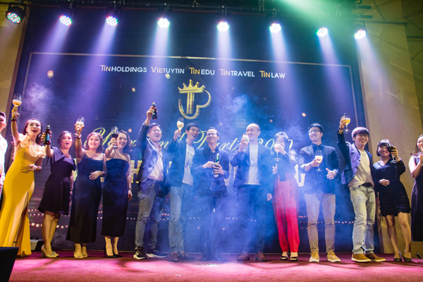 chai champagne được mở tung, chúc mừng năm mới với nhiều điều tốt đẹp